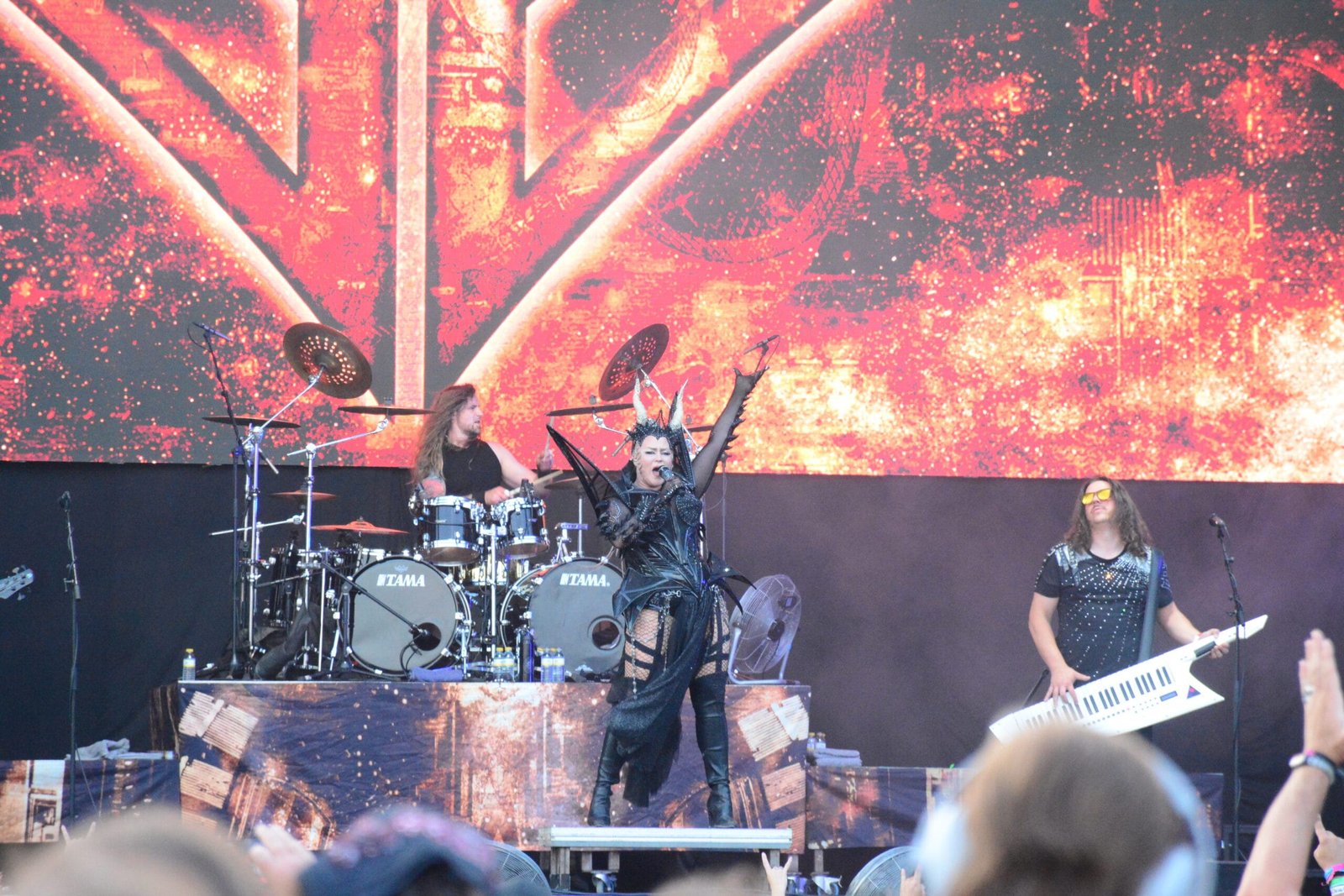 Noora Louhimo con Battle Beast en el LAeyendas del Rock 2025