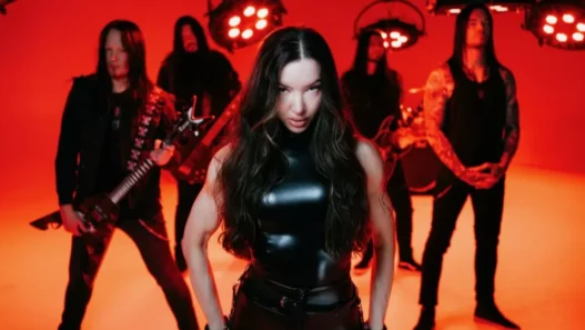 Arch Enemy presenta a Lauren Hart como nueva vocalista