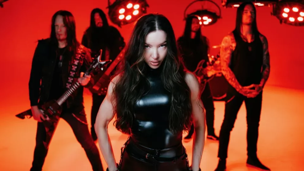 Arch Enemy presenta a Lauren Hart como nueva vocalista