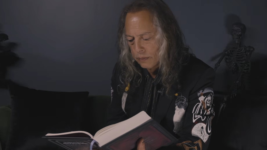 Kirk Hammett, guitarrista de Metallica, recita «El cuervo» de Edgar Allan Poe