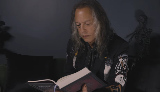 Kirk Hammett, guitarrista de Metallica, recita «El cuervo» de Edgar Allan Poe